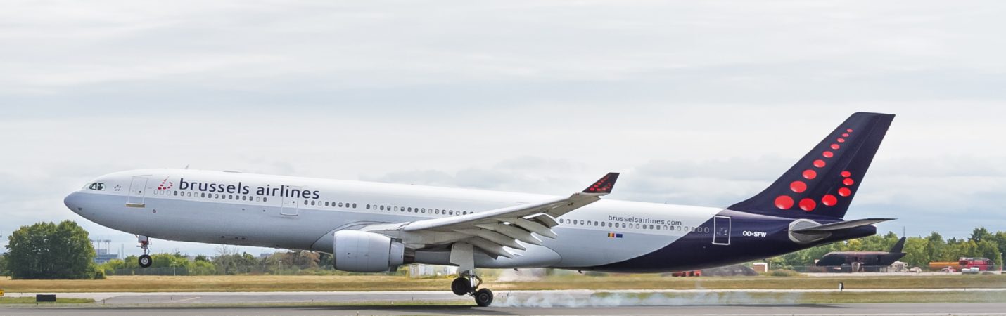 photo d'un avion Brussels Airlines en train d'atterrir