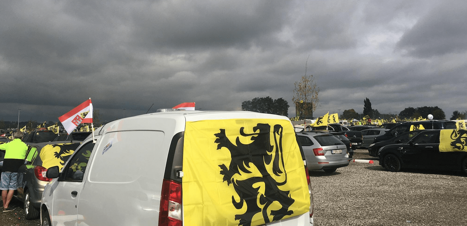 Depuis son trône jaune et noir, le Vlaams Belang appuie là où ça fait mal