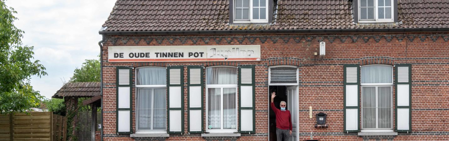 Le patron du café De oude tinnen pot à Sint Katelijne Waver © Jef van den Bossche