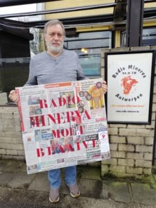 "Radio Minerva doit rester". Frank Boekhoff, président de la radio anversoise tient une affiche de soutien réalisée par un auditeur. Aubry Touriel