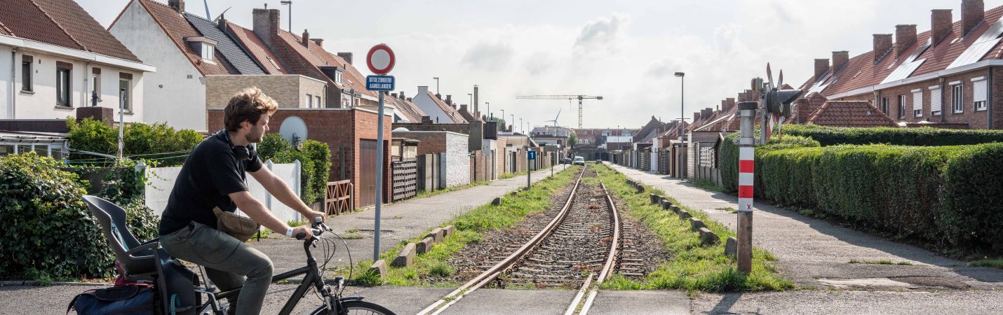 Traversée d’un chemin de fers à Zeebrugge © Jef Van den Bossche