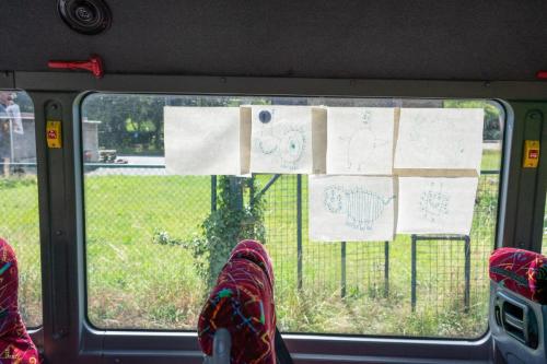 Les élèves passent de nombreuses heures dans le bus, leurs dessins sont accrochés à la fenêtre. 