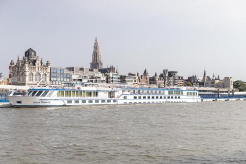 Panorama de la ville d'Anvers depuis la navette fluviale Waterbus