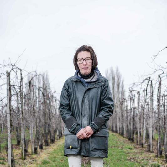 Miet, agricultrice limbourgeoise dans son verger (c) Jef Van den Bossche 