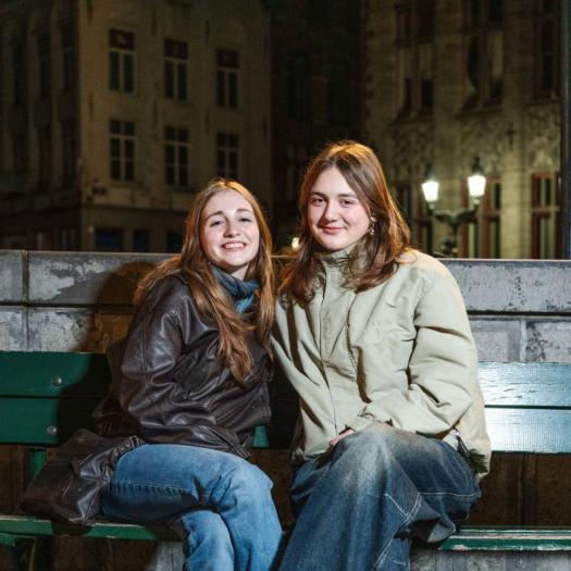 Mariet et Emma sur un banc à Bruges (c) Jef Van den Bossche