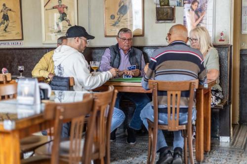 ça joue aux cartes dans le café In de Linde à Dilbeek. 